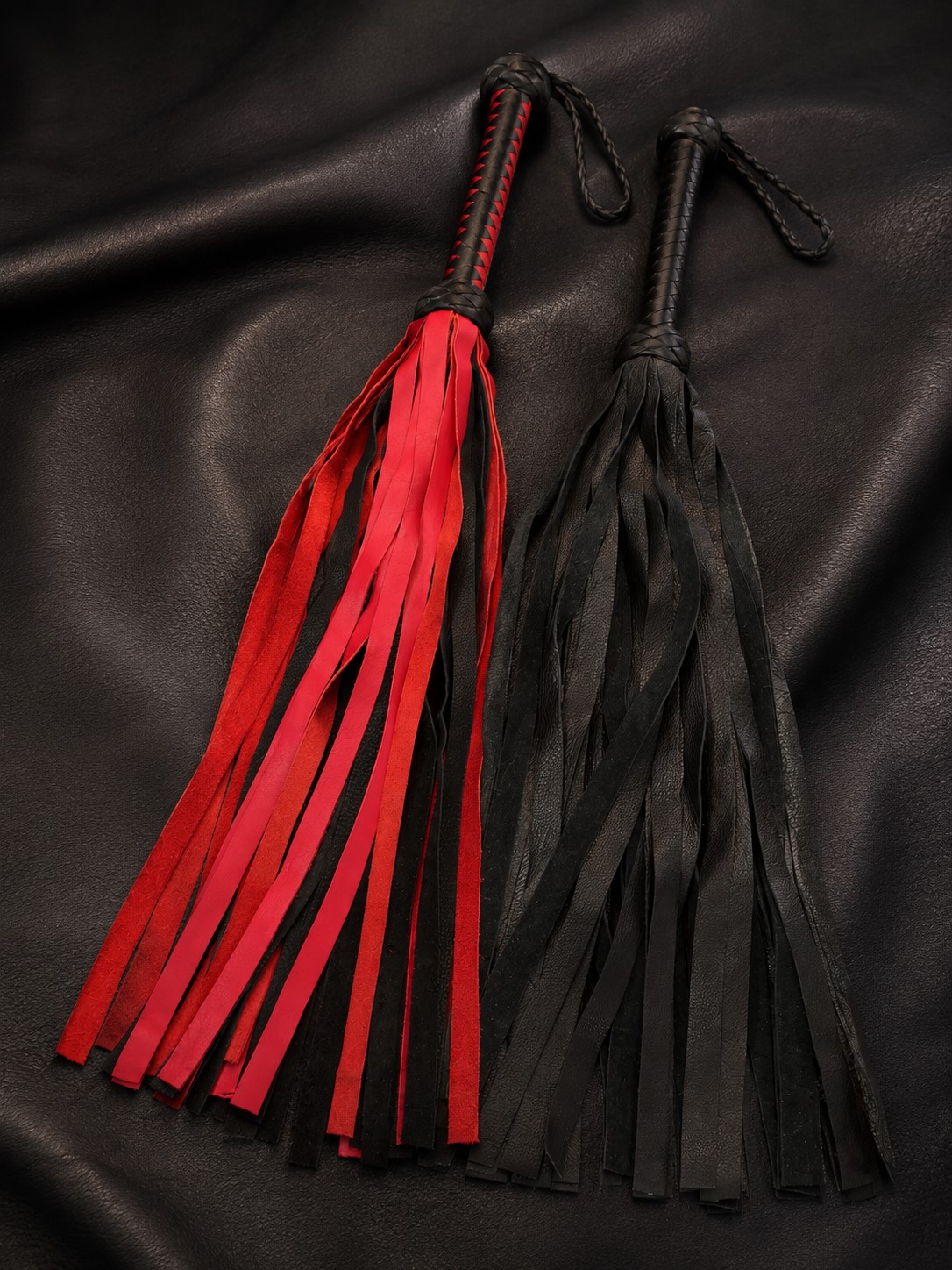 Leder-Flogger in rot-schwarz